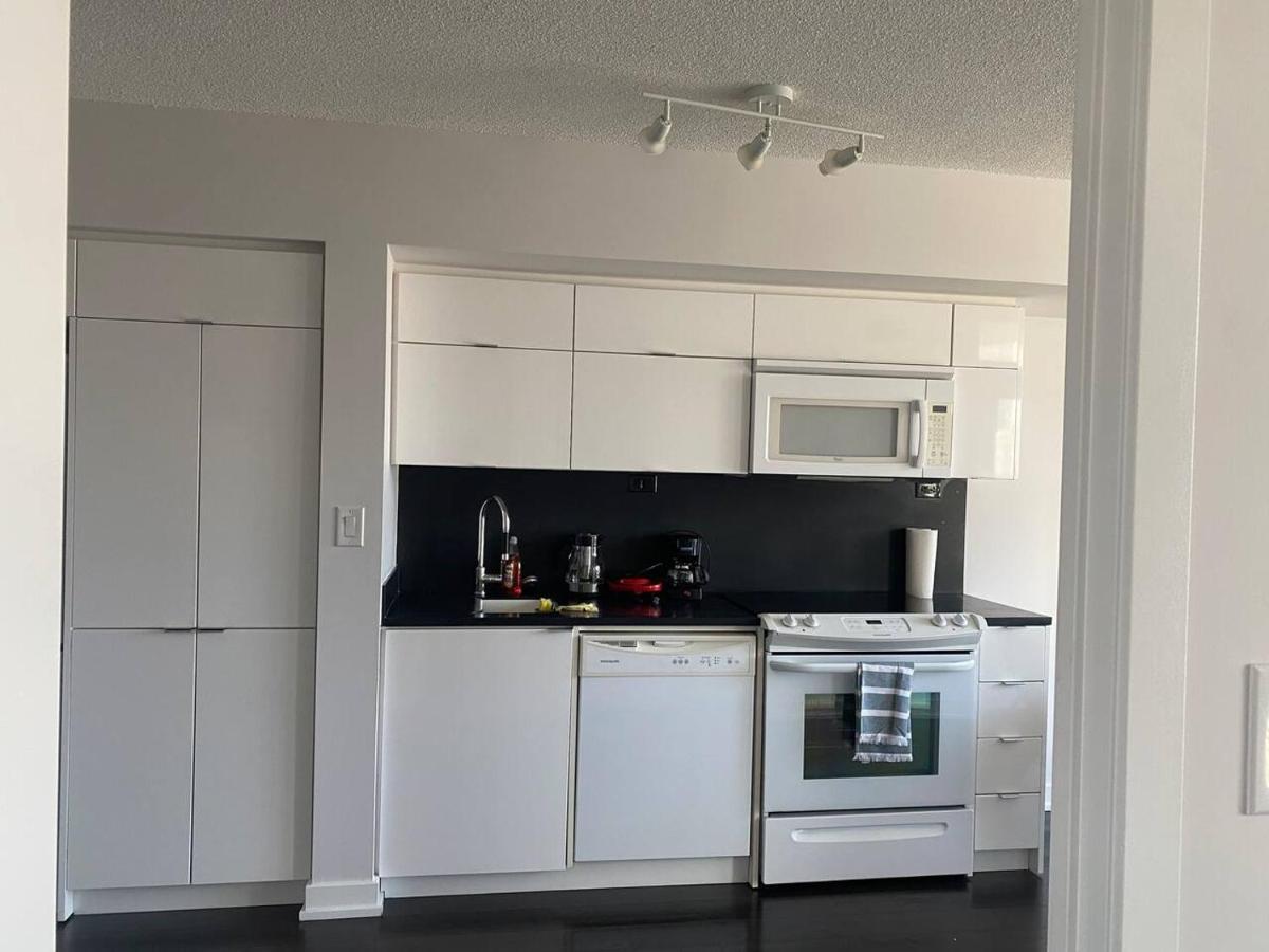 Family Oriented Downtown Toronto 2Bdrm Condo With Parking & Office Space מראה חיצוני תמונה