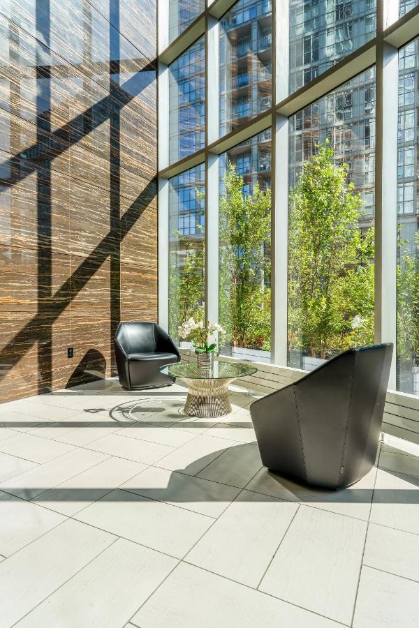 Family Oriented Downtown Toronto 2Bdrm Condo With Parking & Office Space מראה חיצוני תמונה