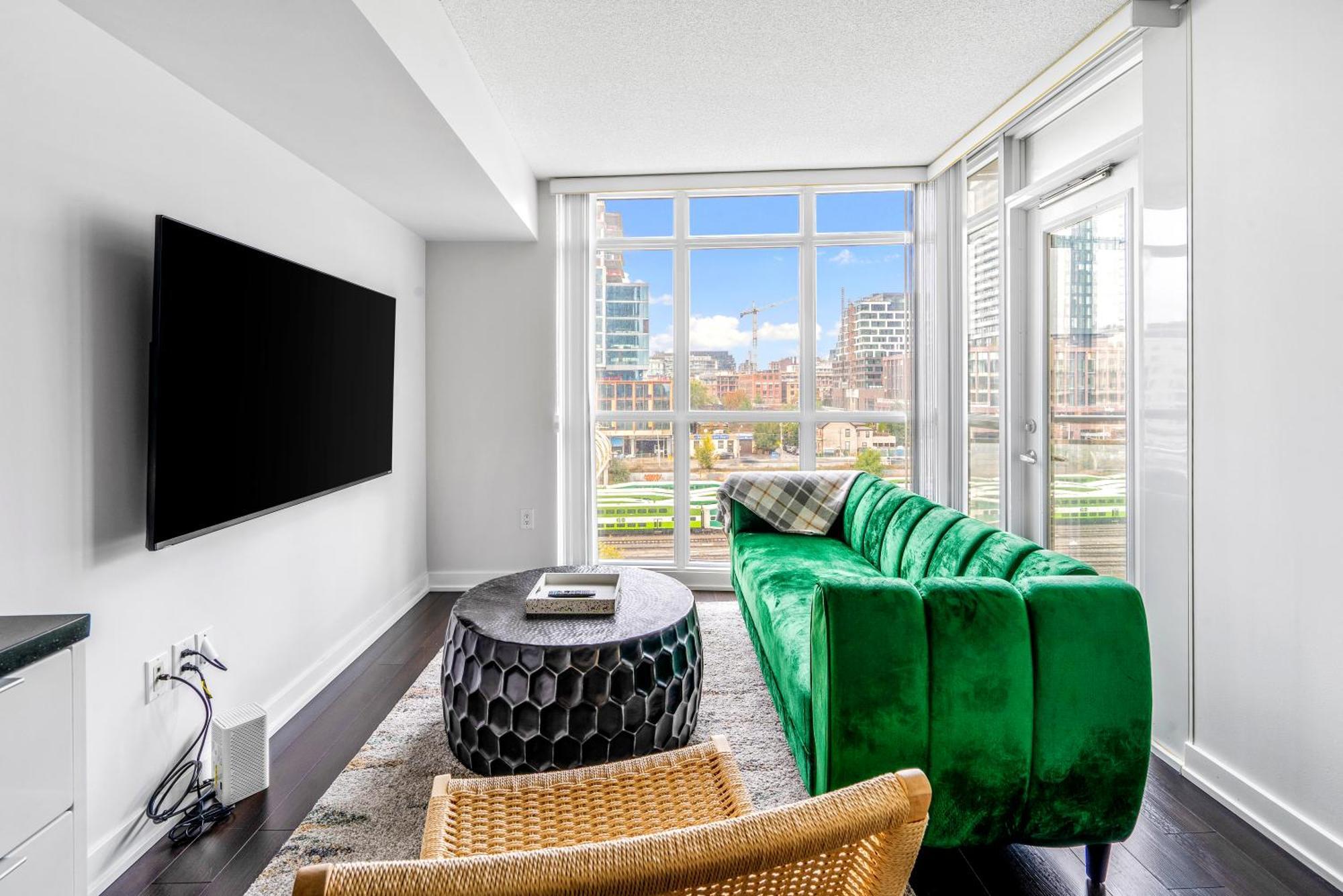 Family Oriented Downtown Toronto 2Bdrm Condo With Parking & Office Space מראה חיצוני תמונה